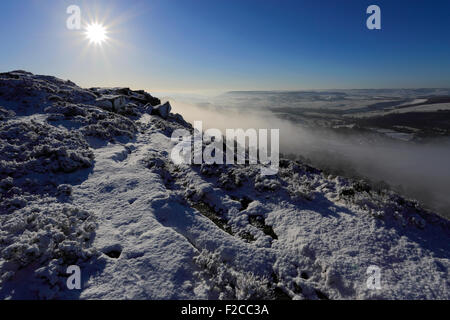 Gennaio, inverno Neve e nebbia sulla valle Curbar; Derbyshire County; Parco Nazionale di Peak District; Inghilterra; Regno Unito Foto Stock