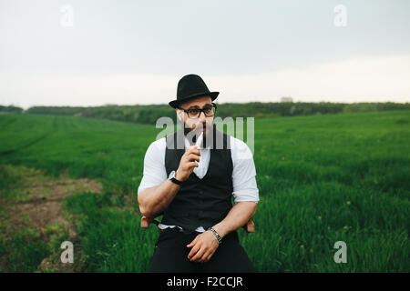 Con barba fuma sigaretta elettronica Foto Stock