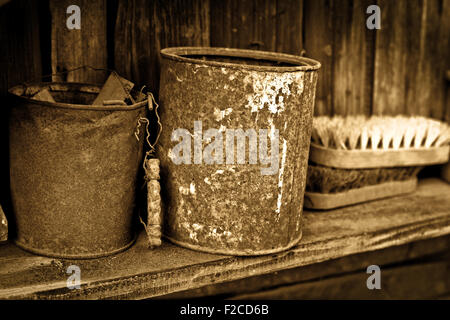 Abstract vintage - due arrugginito lattine di grasso sul ripiano di legno Foto Stock