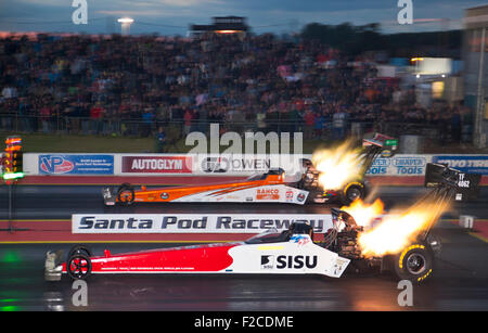 Top Fuel drag racing a Santa Pod. Mikael Kågered lato lontano v Jari Halinen nearside. Foto Stock