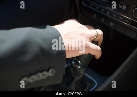 La guida per lo sposo la mano sulla vettura la manopola di innesto Closeup Foto Stock