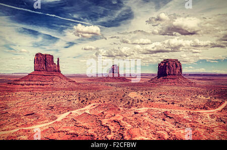 Rétro in stile vecchia foto della Monument Valley Navajo Tribal Park, Utah, Stati Uniti d'America. Foto Stock