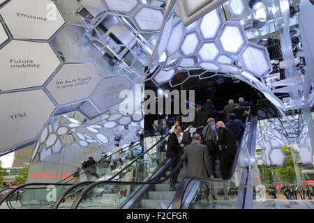 Frankfurt/M, 16.09.2015 - Visitatori entrare la Audi stand presso il 66° International Motor Show IAA 2015 (Internationale Automobil Ausstellung, IAA) di Francoforte sul Meno, Germania Foto Stock