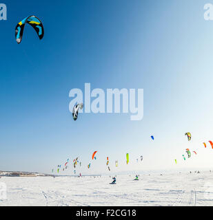 Kiteboarder con kite sulla neve Foto Stock