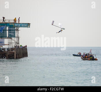 Worthing Birdman concorrenza 2015, Sean Fawley nella classe Leonardo lancia dal molo. Foto Stock