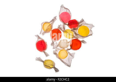 Vista aerea di arancione, giallo, rosso, rosa candy in involucri sul tavolo luminoso Foto Stock