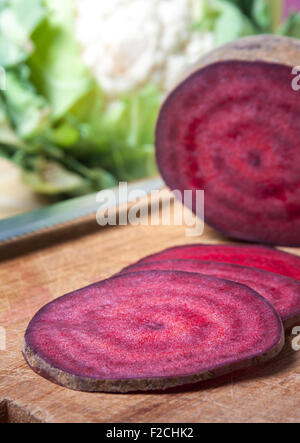 Salame vegan, scherzando fette di barbabietola rossa Foto Stock