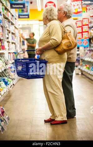 Gli amanti dello shopping in Poundworld Wakefield Foto Stock