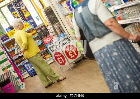 Gli amanti dello shopping in Poundworld Wakefield Foto Stock