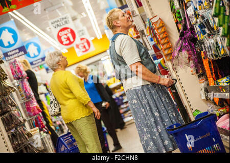 Gli amanti dello shopping in Poundworld Wakefield Foto Stock