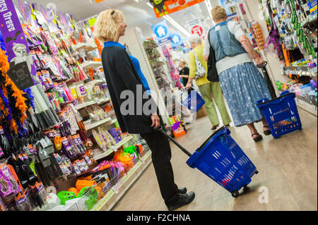 Gli amanti dello shopping in Poundworld Wakefield Foto Stock