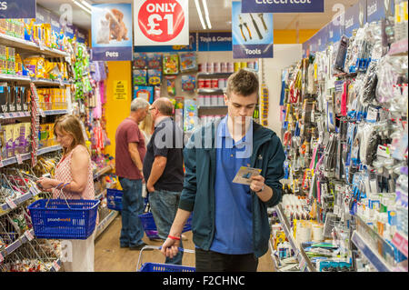 Gli amanti dello shopping in Poundworld Wakefield Foto Stock