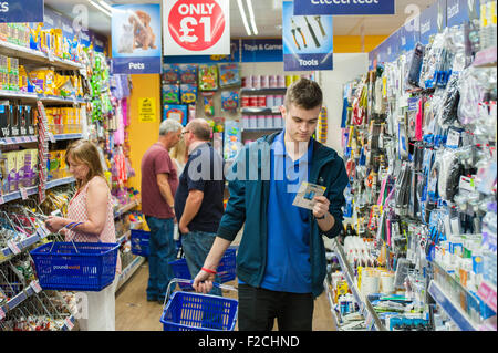 Gli amanti dello shopping in Poundworld Wakefield Foto Stock