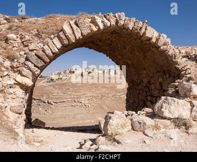 Arco di Crusader chiesa a Kerak (Karak castello) in Giordania il framing new town a distanza Foto Stock