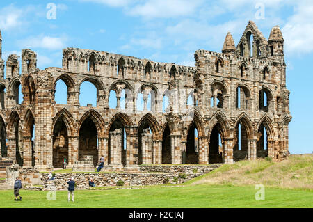 I resti di Whitby Abbey (XIII secolo), Whitby, nello Yorkshire, Inghilterra, Regno Unito Foto Stock