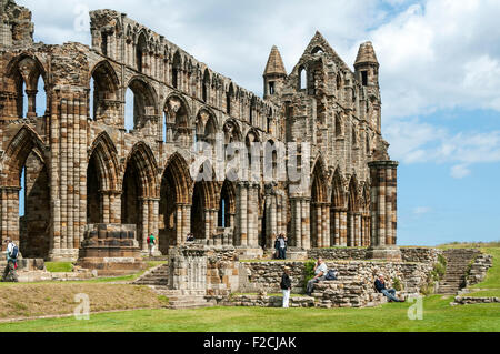 I resti di Whitby Abbey (XIII secolo), Whitby, nello Yorkshire, Inghilterra, Regno Unito Foto Stock