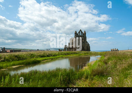 I resti di Whitby Abbey (XIII secolo), Whitby, nello Yorkshire, Inghilterra, Regno Unito Foto Stock