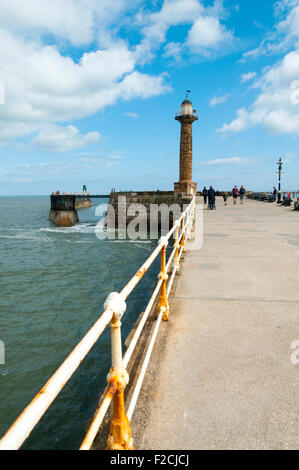 Faro sul Molo Ovest di Whitby Harbour, Whitby, nello Yorkshire, Inghilterra, Regno Unito Foto Stock