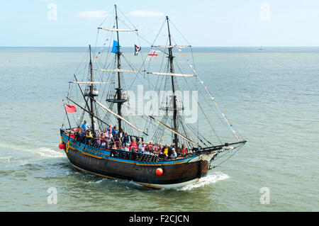 La corteccia si adopera, una scalata replica del Capitano Cook nave del 1768. A Whitby Harbour, Whitby, nello Yorkshire, Inghilterra, Regno Unito Foto Stock