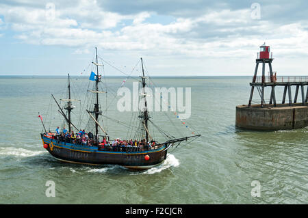 La corteccia si adopera, una scalata replica del Capitano Cook nave del 1768. A Whitby Harbour, Whitby, nello Yorkshire, Inghilterra, Regno Unito Foto Stock