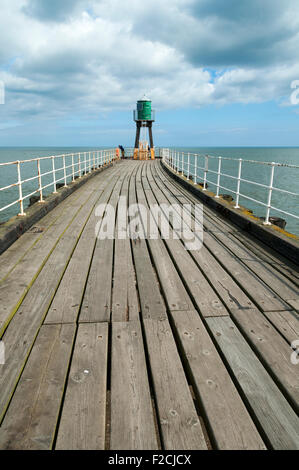 Faro di luce sul molo Ovest estensione del porto di Whitby, Whitby, nello Yorkshire, Inghilterra, Regno Unito Foto Stock