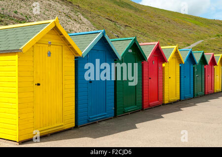 Multi-colore di cabine sulla spiaggia, a Whitby Beach, Whitby, nello Yorkshire, Inghilterra, Regno Unito Foto Stock