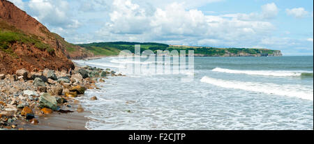 Sandsend Bay da Whitby beach, Whitby, nello Yorkshire, Inghilterra, Regno Unito Foto Stock