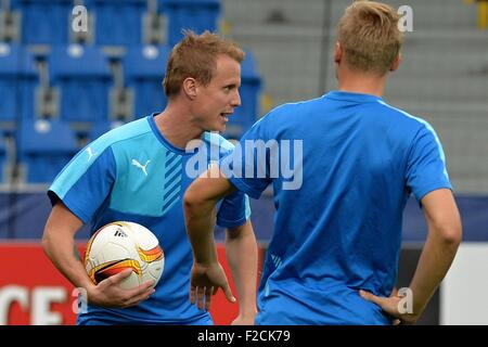 FC Viktoria Plzen giocatore David Limbersky, sinistra, partecipa a una sessione di formazione prima del primo round, di gruppo e di UEFA Europa League FC Viktoria Plzen vs FC Dinamo Minsk in Pilsen, Repubblica Ceca, Mercoledì, 16 settembre 2015. (CTK foto/Pavel Nemecek) Foto Stock