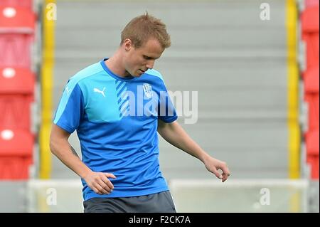 FC Viktoria Plzen giocatore David Limbersky, partecipa a una sessione di formazione prima del primo round, di gruppo e di UEFA Europa League FC Viktoria Plzen vs FC Dinamo Minsk in Pilsen, Repubblica Ceca, Mercoledì, 16 settembre 2015. (CTK foto/Pavel Nemecek) Foto Stock