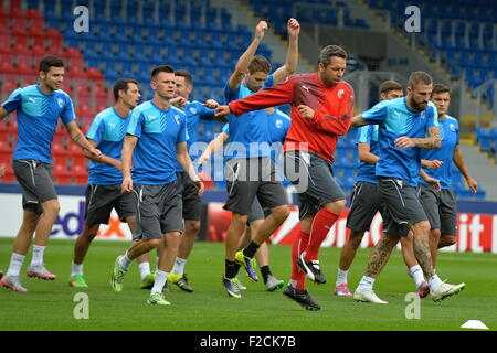 FC Viktoria Plzen giocatori partecipare a una sessione di formazione prima del primo round, di gruppo e di UEFA Europa League FC Viktoria Plzen vs FC Dinamo Minsk in Pilsen, Repubblica Ceca, Mercoledì, 16 settembre 2015. (CTK foto/Pavel Nemecek) Foto Stock