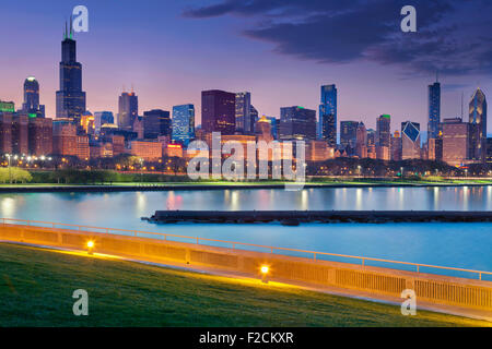 Sullo skyline di Chicago. Immagine di Chicago skyline notturno con la riflessione delle luci della città nel lago Michigan. Foto Stock