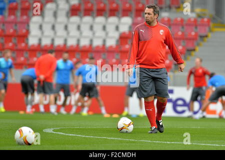 FC Viktoria Plzen i giocatori con assistente allenatore Pavel Horvath, in rosso, partecipare a una sessione di formazione prima del primo round, di gruppo e di UEFA Europa League FC Viktoria Plzen vs FC Dinamo Minsk in Pilsen, Repubblica Ceca, Mercoledì, 16 settembre 2015. (CTK foto/Pavel Nemecek) Foto Stock