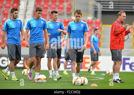 FC Viktoria Plzen giocatori partecipare a una sessione di formazione prima del primo round, di gruppo e di UEFA Europa League FC Viktoria Plzen vs FC Dinamo Minsk in Pilsen, Repubblica Ceca, Mercoledì, 16 settembre 2015. (CTK foto/Pavel Nemecek) Foto Stock