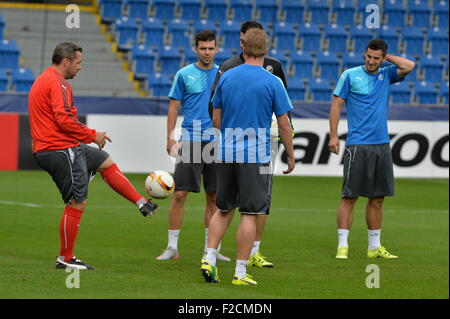 FC Viktoria Plzen i giocatori con assistente allenatore Pavel Horvath, in rosso, partecipare a una sessione di formazione prima del primo round, di gruppo e di UEFA Europa League FC Viktoria Plzen vs FC Dinamo Minsk in Pilsen, Repubblica Ceca, Mercoledì, 16 settembre 2015. (CTK foto/Pavel Nemecek) Foto Stock