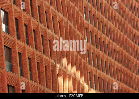 Facciata in mattoni di design moderno edificio residenziale. Foto Stock