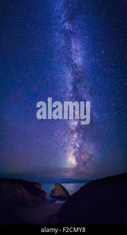 Cielo notturno di stelle e la via lattea a pinna di squalo Cove, Davenport, CALIFORNIA, STATI UNITI D'AMERICA Foto Stock