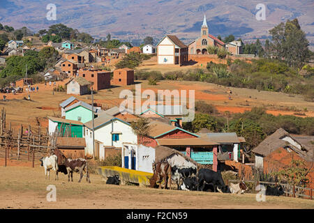 Borgo rurale con chiesa nelle Highlands Centrali dove un settimanale mercato zebù avviene, Ambalavao, Haute Matsiatra, Madagascar Foto Stock