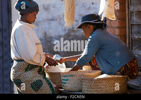 Donna malgascia acquisto di generi alimentari ant mercato settimanale nella città Ambalavao, Haute Matsiatra, Madagascar, Africa Sud-est Foto Stock