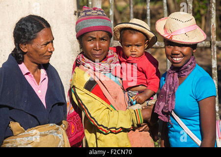 Close up ritratto di donna malgascia con toddler, Madagascar, Africa Sud-est Foto Stock