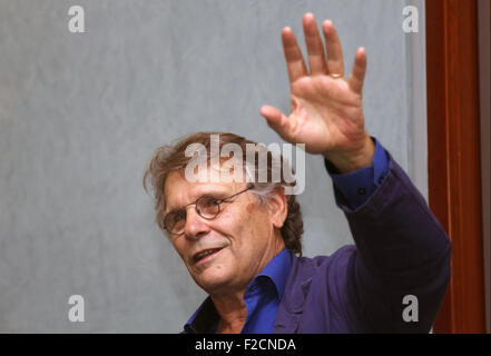 Pordenone, Italia. 16 Settembre, 2015. Lo scrittore francese Daniel Pennac gesti durante la conferenza stampa presso l'Hotel Moderno nel corso di una manifestazione letteraria pordenonelegge.it il 16 settembre, 2015 a Pordenone Credito: Andrea Spinelli/Alamy Live News Foto Stock