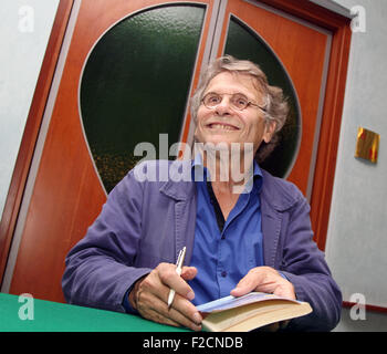 Pordenone, Italia. 16 Settembre, 2015. Lo scrittore francese Daniel Pennac segni autografi durante la conferenza stampa presso l'Hotel Moderno nel corso di una manifestazione letteraria pordenonelegge.it il 16 settembre, 2015 a Pordenone Credito: Andrea Spinelli/Alamy Live News Foto Stock