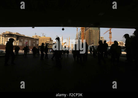 Beirut Beirut, Libano. Xvi Sep, 2015. Polizia guardia come attivisti libanesi da 'Voi Stink' la campagna di protesta contro oggi la sessione di un dialogo di alto figure politiche, accusato dal gruppo di non riuscire a risolvere una crisi per la spazzatura edificazione nelle strade, nel centro cittadino di Beirut, il 16 settembre 2015 Credit: Marwan Tahtah APA/images/ZUMA filo/Alamy Live News Foto Stock