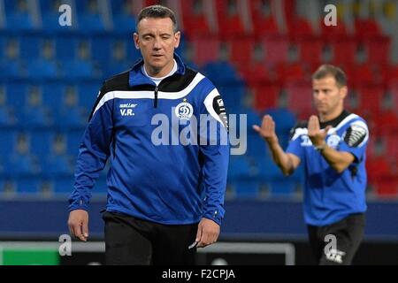 Pilsen, Repubblica Ceca. Xvi Sep, 2015. FC Dinamo Minsk coach Vuk Rasovic, sinistra, partecipa a una sessione di formazione prima del primo round, di gruppo e di UEFA Europa League FC Viktoria Plzen vs FC Dinamo Minsk in Pilsen, Repubblica Ceca, Mercoledì, 16 settembre 2015. © Pavel Nemecek/CTK foto/Alamy Live News Foto Stock