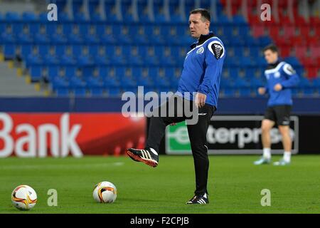 Pilsen, Repubblica Ceca. Xvi Sep, 2015. FC Dinamo Minsk coach Vuk Rasovic partecipa a una sessione di formazione prima del primo round, di gruppo e di UEFA Europa League FC Viktoria Plzen vs FC Dinamo Minsk in Pilsen, Repubblica Ceca, Mercoledì, 16 settembre 2015. © Pavel Nemecek/CTK foto/Alamy Live News Foto Stock