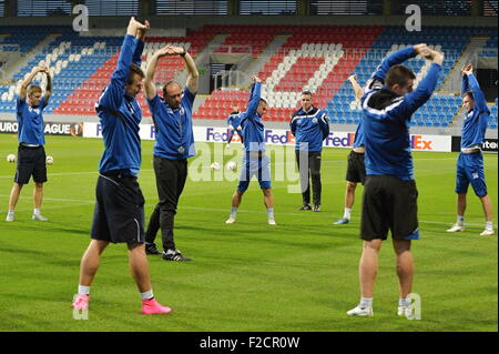 Pilsen, Repubblica Ceca. Xvi Sep, 2015. FC Viktoria Plzen giocatori partecipare a una sessione di formazione prima del primo round, di gruppo e di UEFA Europa League FC Viktoria Plzen vs FC Dinamo Minsk in Pilsen, Repubblica Ceca, Mercoledì, 16 settembre 2015. © Pavel Nemecek/CTK foto/Alamy Live News Foto Stock