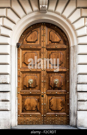 Ornato arcuata di doppia porta, Roma, Italia Foto Stock