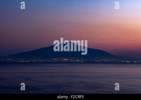 Torre del Greco al tramonto con il Vesuvio vulcano sullo sfondo, Napoli, Italia Foto Stock