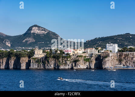 Scogliere sul mare e di fronte al mare di architettura, Sorrento, Italia Foto Stock