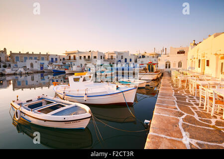 Vista del porto di Naousa villaggio sull isola di Paros, Grecia Foto Stock