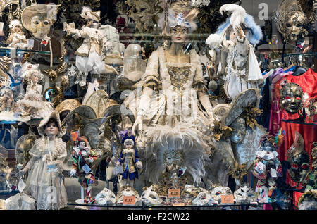 Carnevale articoli correlati nella vetrina di un negozio, Venezia, Italia Foto Stock